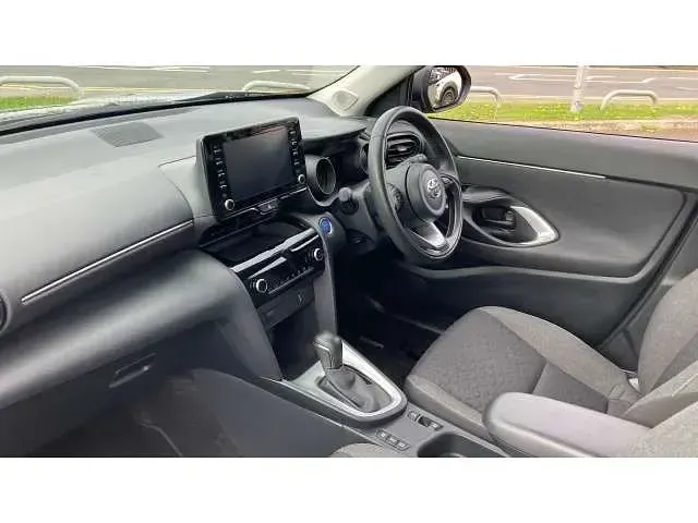 Used Toyota Yaris Cross 113 HP (83 kW) 2024 Grey SUV