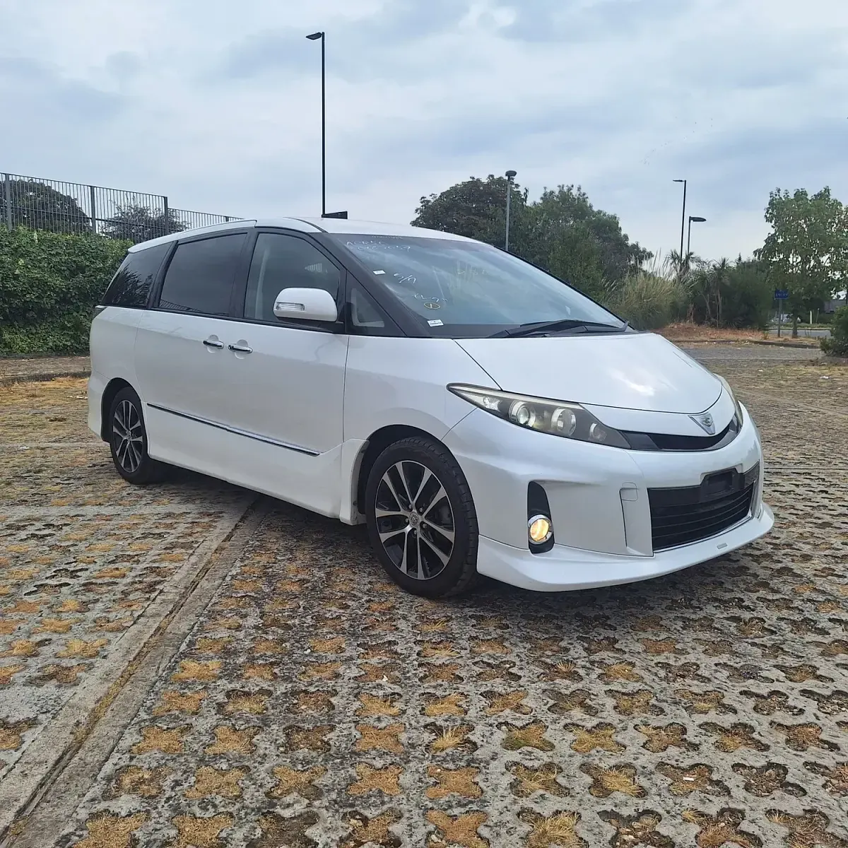 Used Toyota Estima 170 HP (125 kW) 2013 White MPV