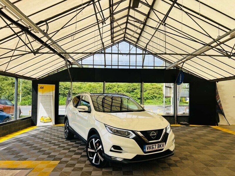 White Used 2017 Nissan Qashqai Tekna SUV | £13,995 (Fair price) - Image 1/4