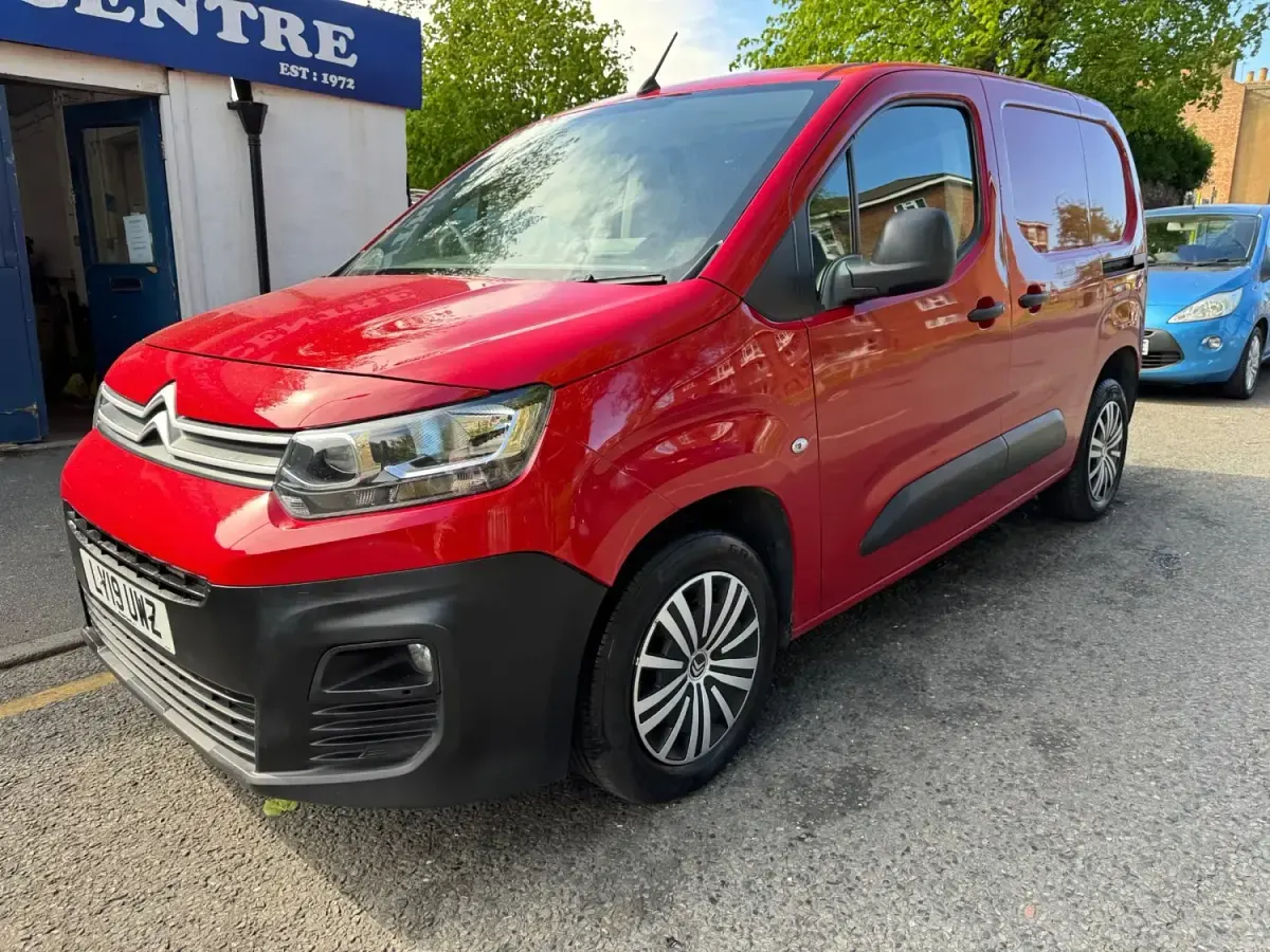 Usado Citroën Berlingo Start 100 CV (73 kW) 2019 Rojo Monovolumen