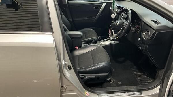 Used Toyota Auris Multidrive S 2014 Silver Hatchback