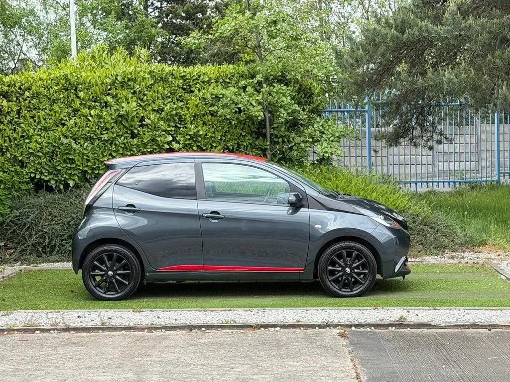 Used Toyota Aygo x-press 68 HP (50 kW) 2018 Grey Hatchback