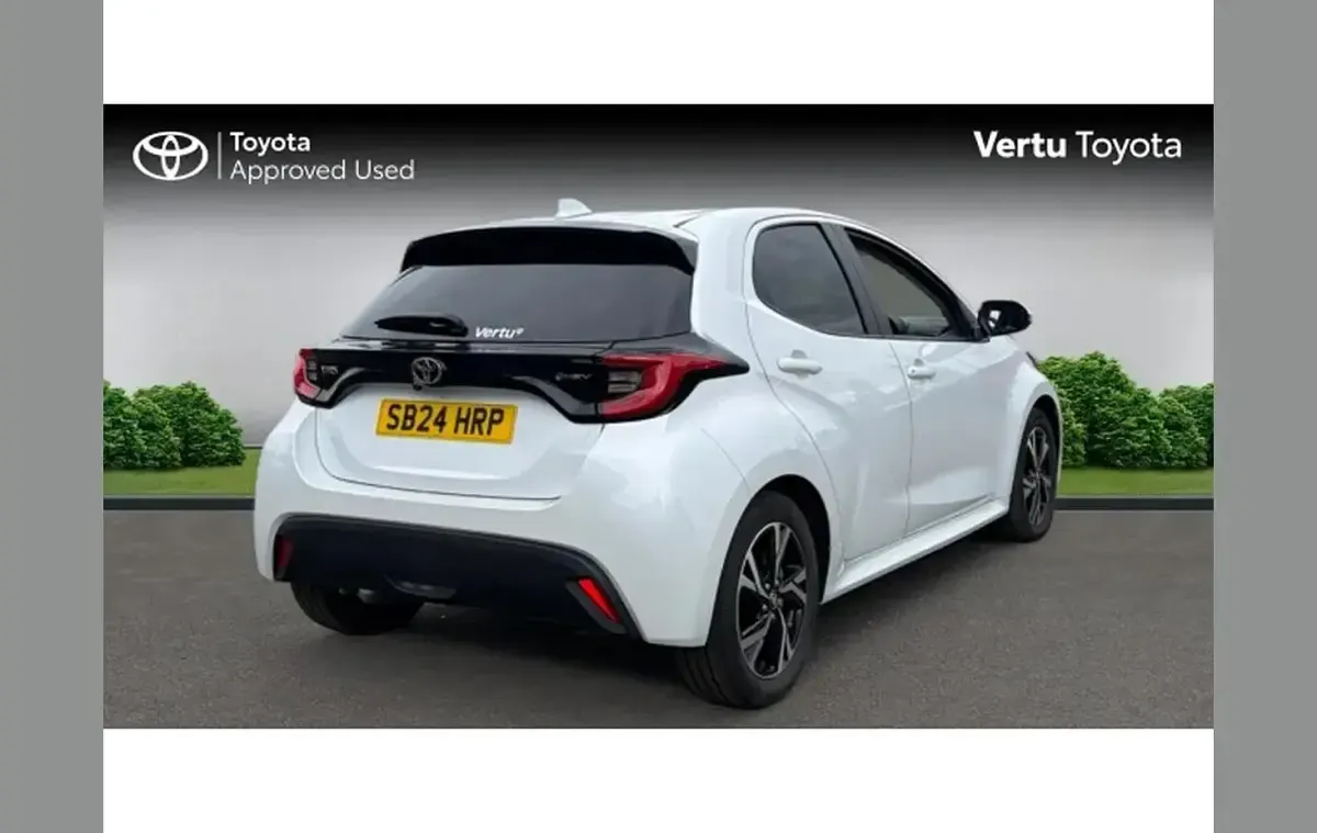 Used Toyota Yaris Design 113 HP (83 kW) 2024 White Hatchback