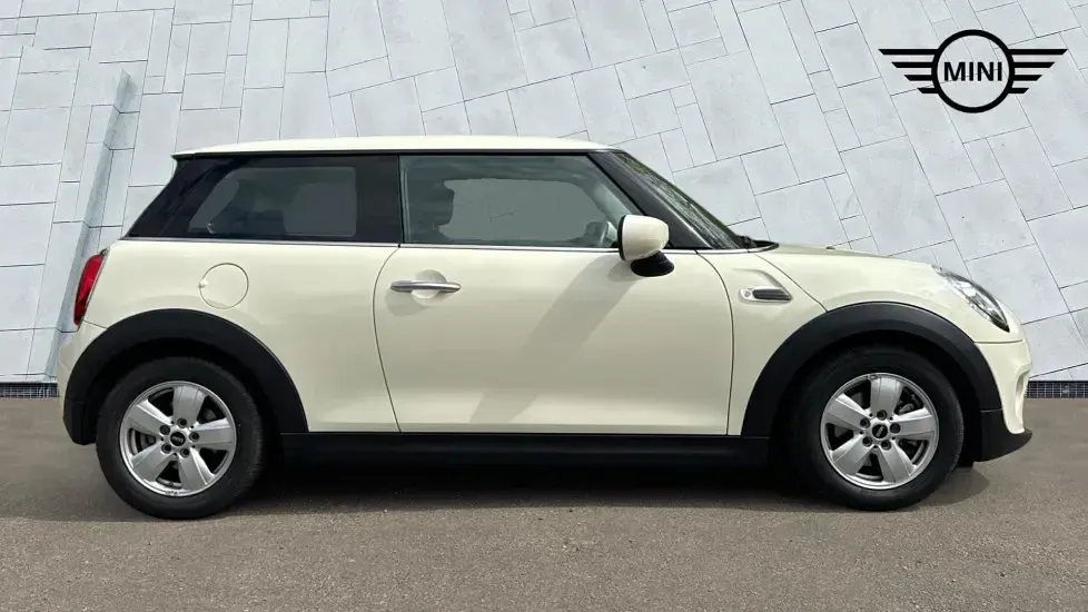 Used Mini ONE Classic 101 HP (74 kW) 2019 White Hatchback