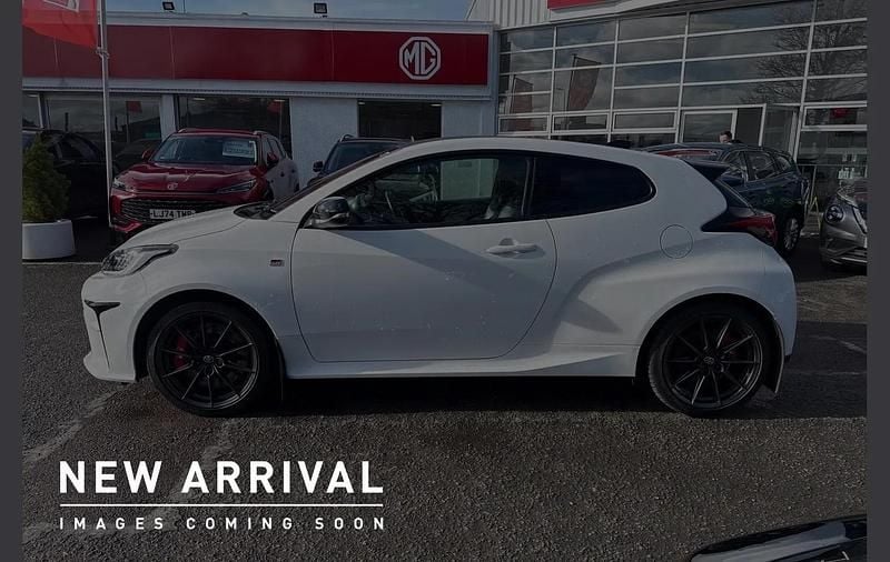 Used Toyota Yaris 257 HP (189 kW) 2021 White Hatchback