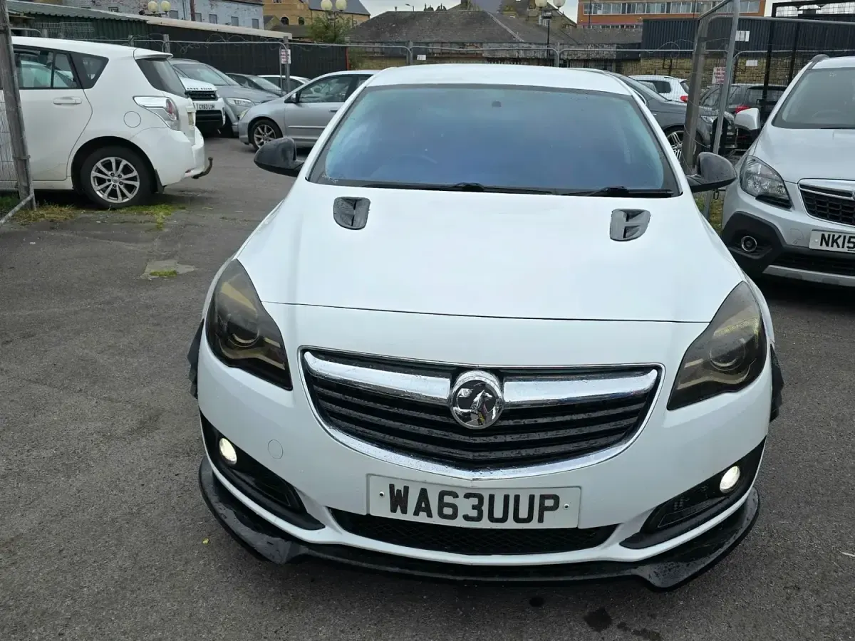 Usado Vauxhall Insignia SRi 140 CV (102 kW) 2014 Blanco Utilitario