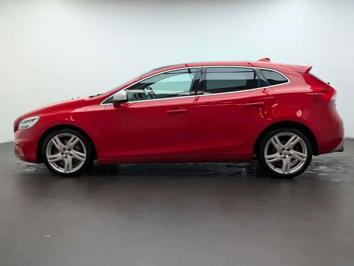 Usado Volvo V40 R-Design Pro 152 HP (111 kW) 2017 Vermelho Citadino