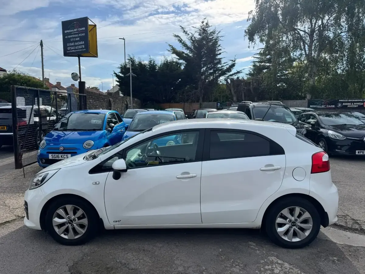 Begagnad Kia Rio 2015 Vit Halvkombi