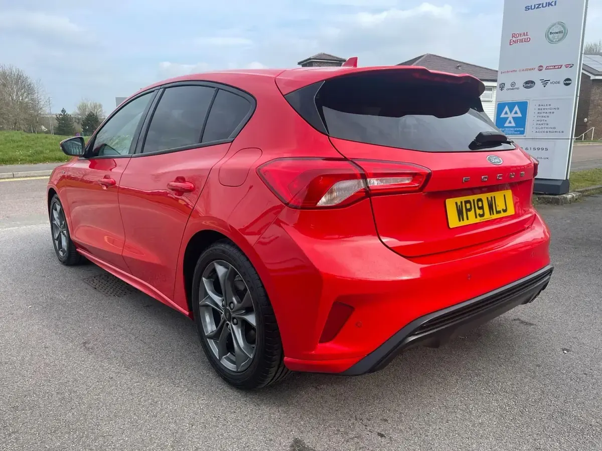 Begagnad Ford Focus ST-Line 125 HK (91 kW) 2019 Röd Halvkombi