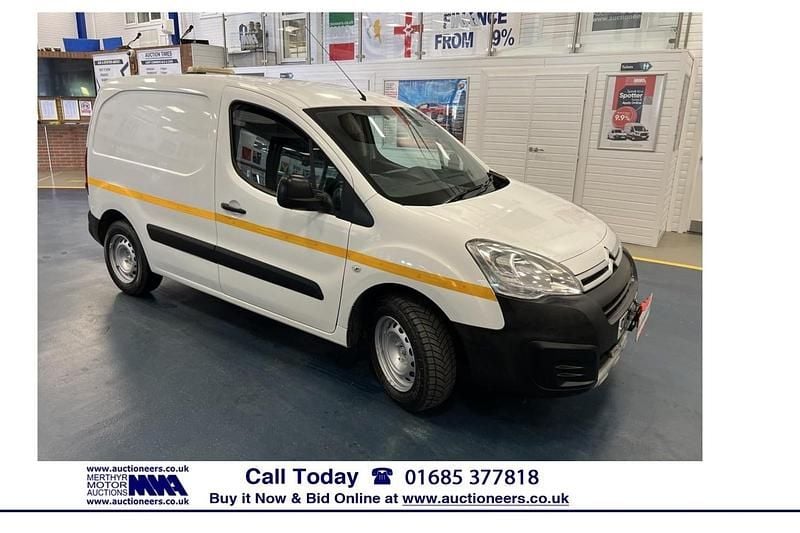 White Used 2016 Citroën Berlingo XTR MPV | £3,890 (Super price) - Image 1/4
