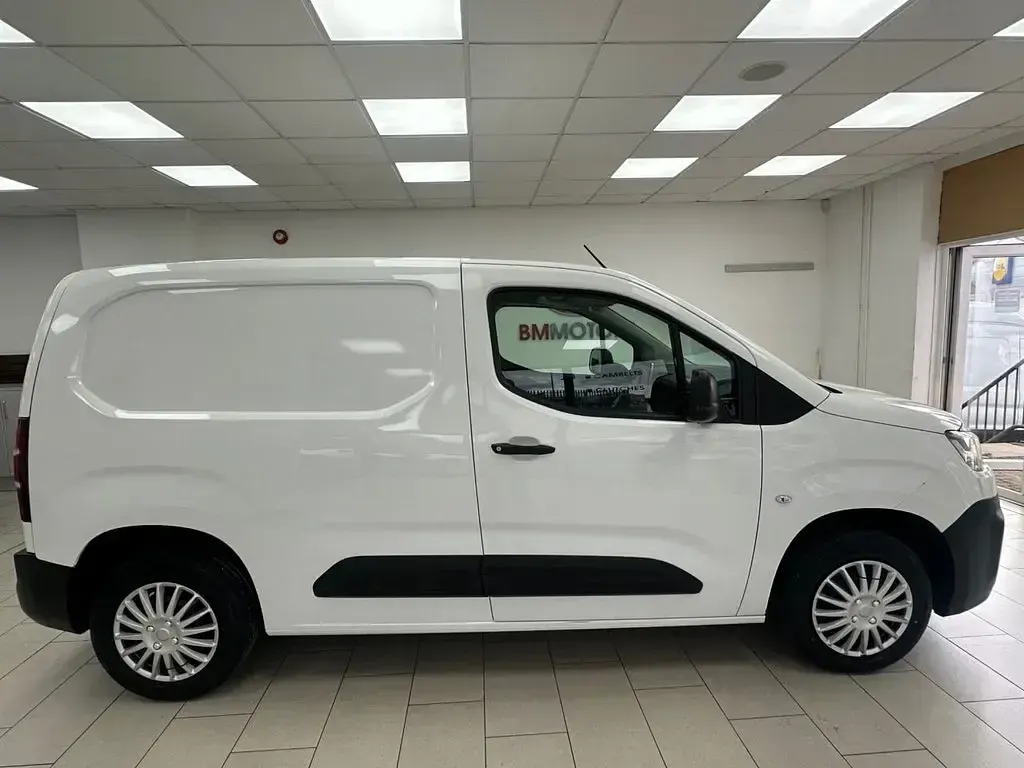 Used Citroën Berlingo 75 HP (55 kW) 2021 White MPV