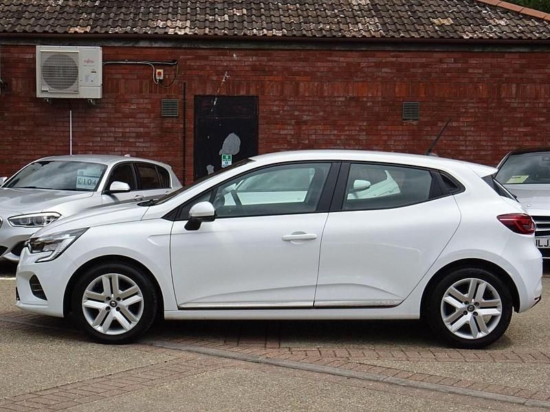 Used Renault Clio IV Play 100 HP (73 kW) 2019 White Hatchback