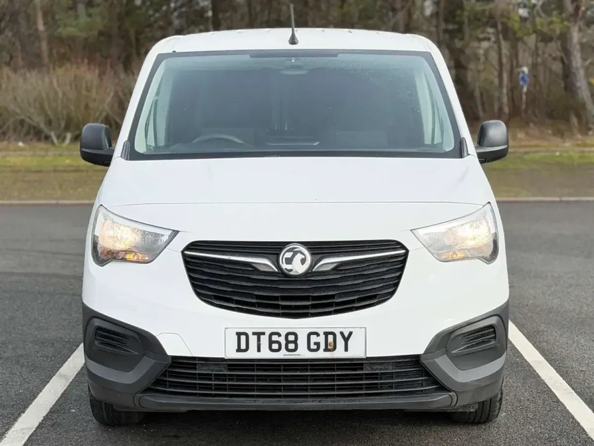 Second-hand Vauxhall Combo Edition 100 CP (73 kW) 2019 Alb Monovolum