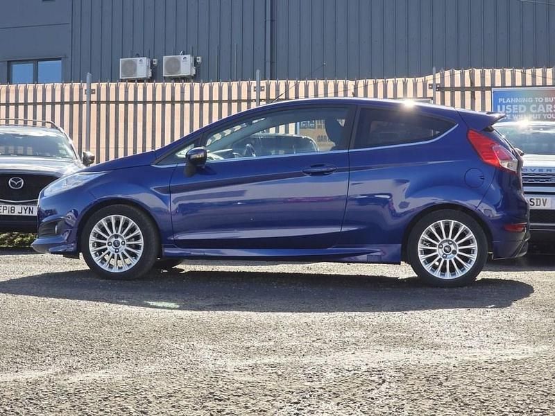 Used Ford Fiesta Titanium 100 HP (73 kW) 2014 Blue Hatchback