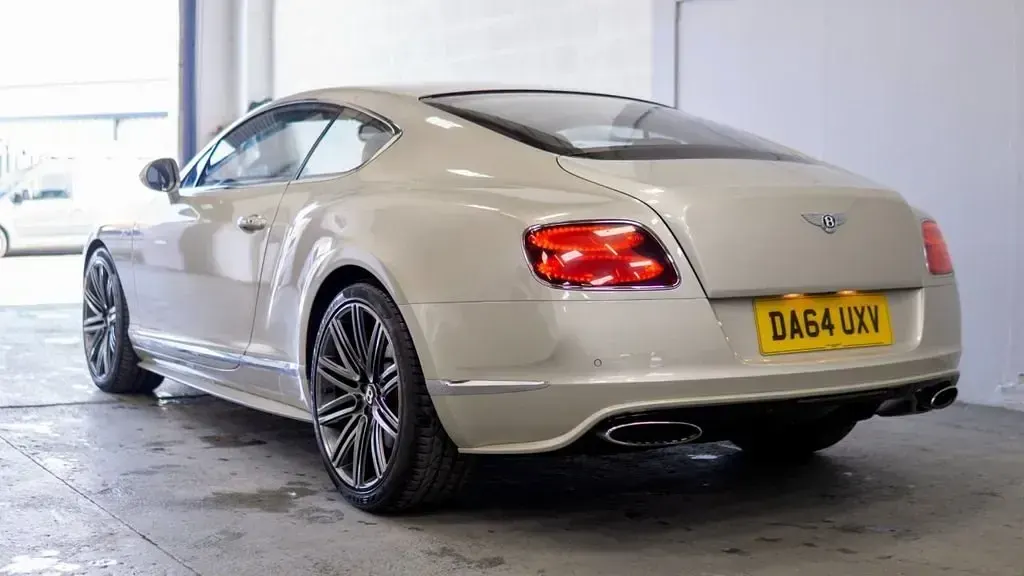 Begagnad Bentley Continental 625 HK (459 kW) 2014 Vit Sportkupé