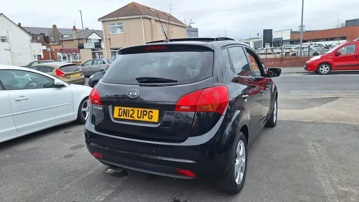 Used Kia Venga 125 HP (91 kW) 2012 Black Hatchback