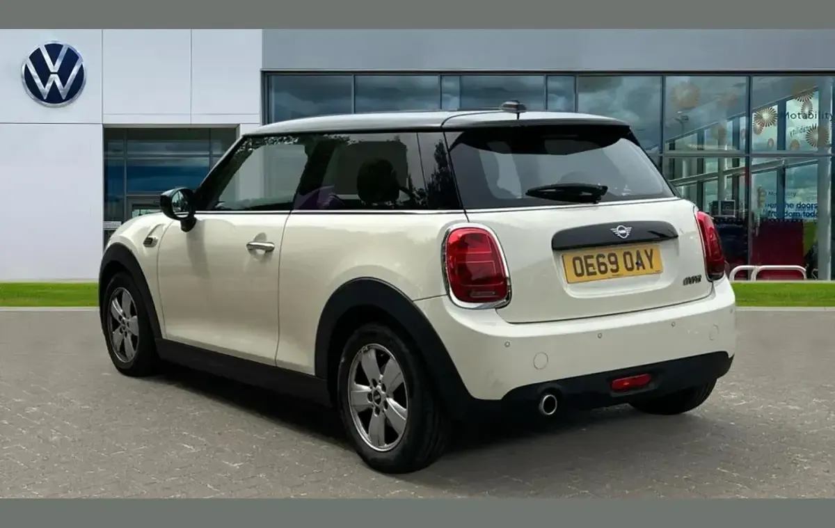 Used Mini Cooper Classic 134 HP (98 kW) 2019 White Hatchback
