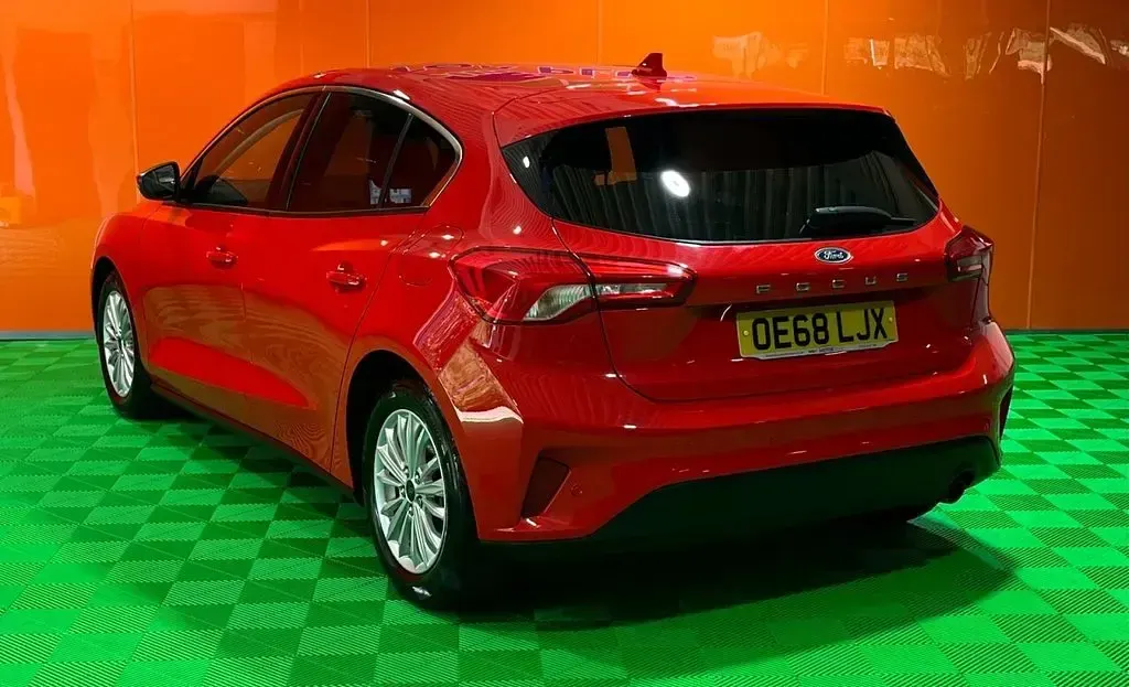 Used Ford Focus Titanium 125 HP (91 kW) 2018 Red Hatchback