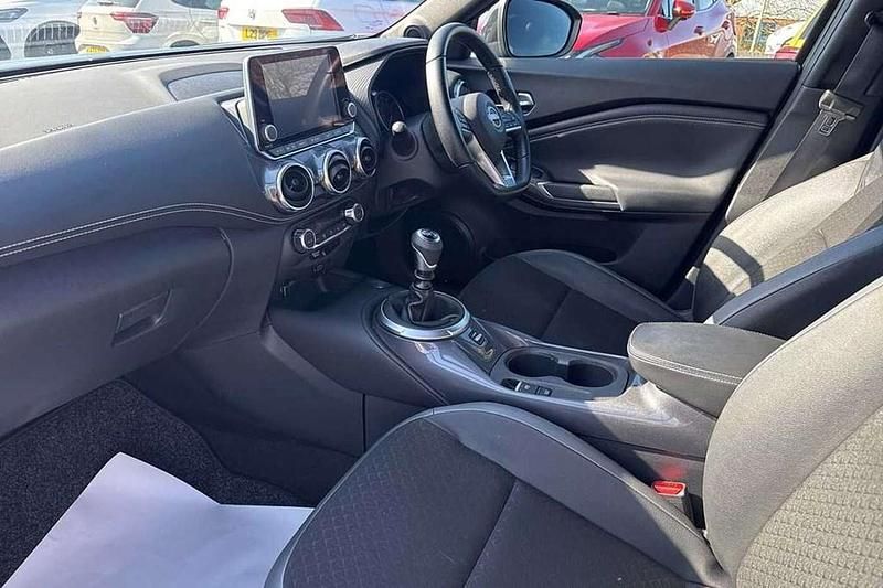 Used Nissan Juke N-Connecta 112 HP (82 kW) 2023 Grey SUV