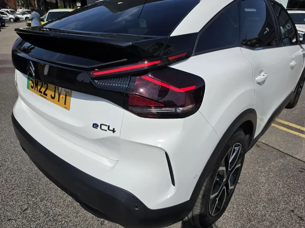 Used Citroën e-C4 Shine 98 kW (134 HP) 2022 White Hatchback