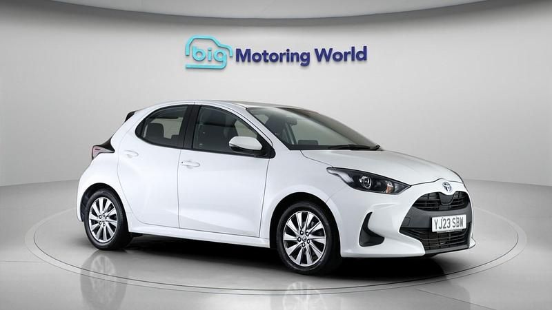 White Used 2023 Toyota Yaris Hybrid Hatchback | £15,500 (Super price) - Image 1/4