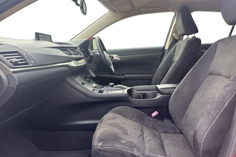 Used Lexus CT200h 136 HP (100 kW) 2014 Red Hatchback