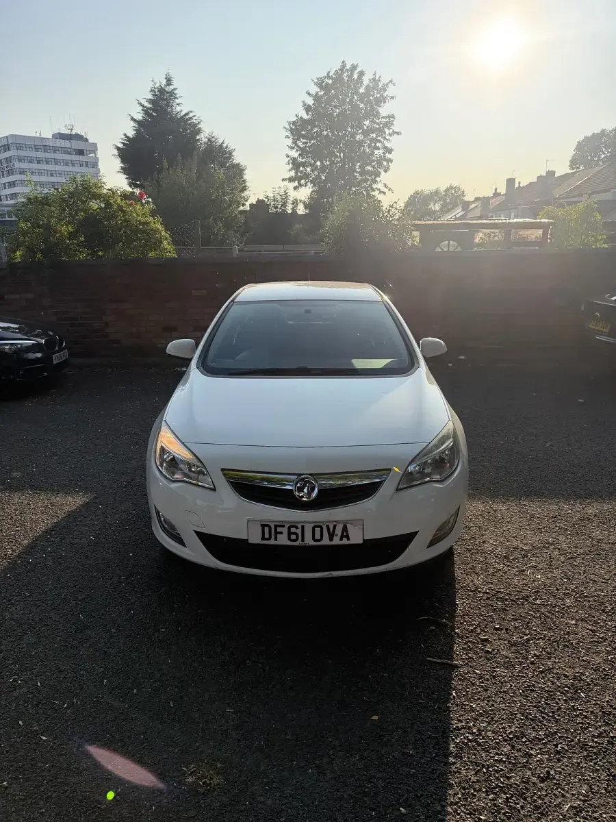 Used Vauxhall Astra Excite 2012 White Hatchback