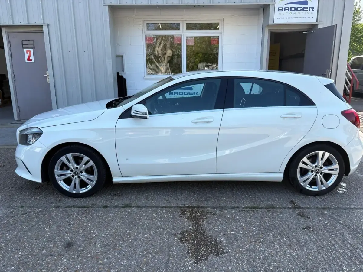 Begagnad Mercedes A180 2017 Vit Halvkombi