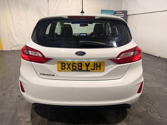 Used Ford Fiesta Zetec 85 HP (62 kW) 2018 White Hatchback