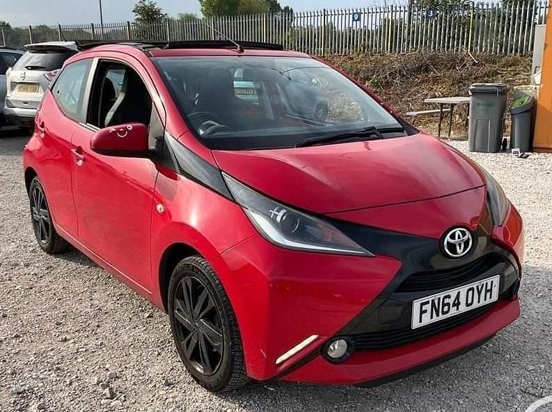Red Used 2015 Toyota Aygo x-press Hatchback | £4,290 (Fair price) - Image 1/4