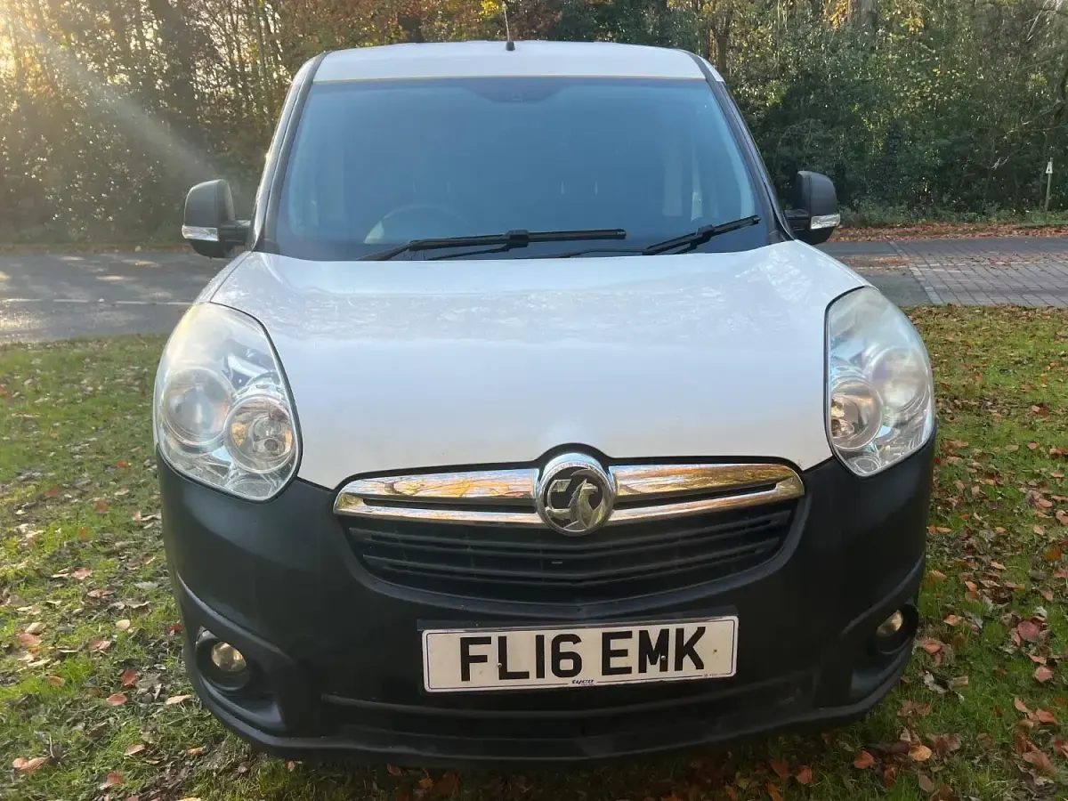 Used Vauxhall Combo 105 HP (77 kW) 2016 White MPV