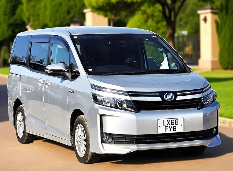 Used Toyota Voxy Play 2016 Silver MPV