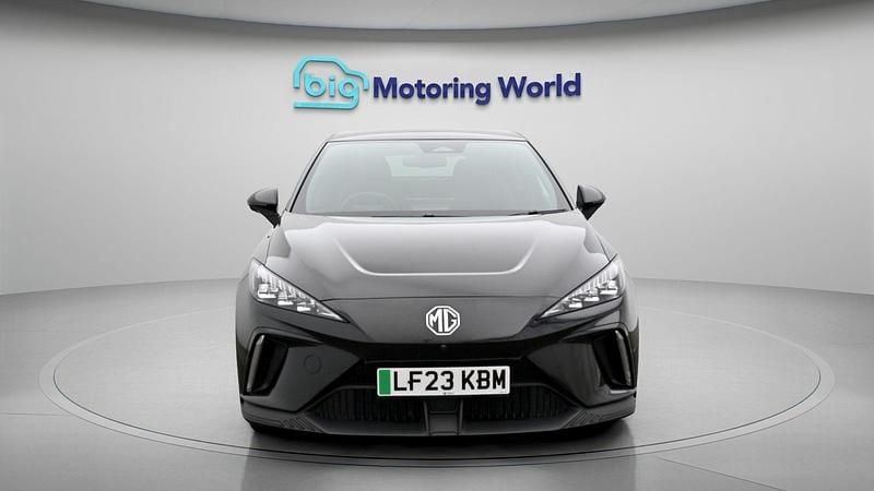 Begagnad MG MG4 EV Trophy 319 kW (435 HK) 2023 Svart Halvkombi