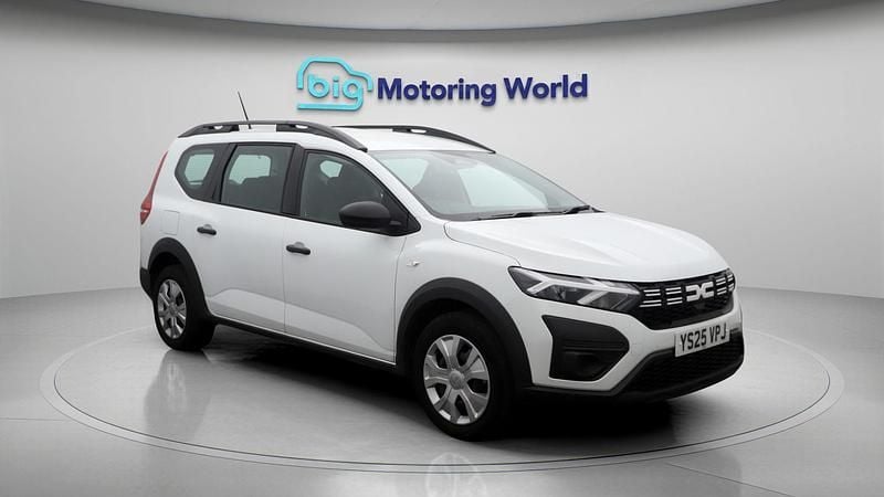 White Used 2025 Dacia Jogger Essentiel MPV | £15,300 (Fair price) - Image 1/4