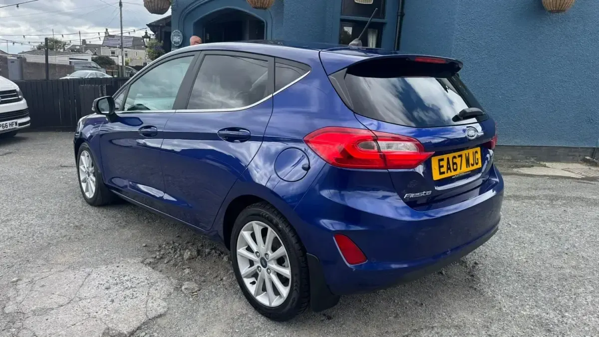 Begagnad Ford Fiesta Titanium 120 HK (88 kW) 2017 Blå Halvkombi
