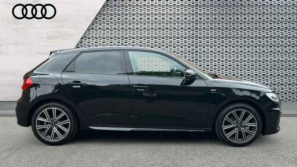 Ny Audi A1 Sportback S-Line 116 HK (85 kW) 2026 Svart Halvkombi