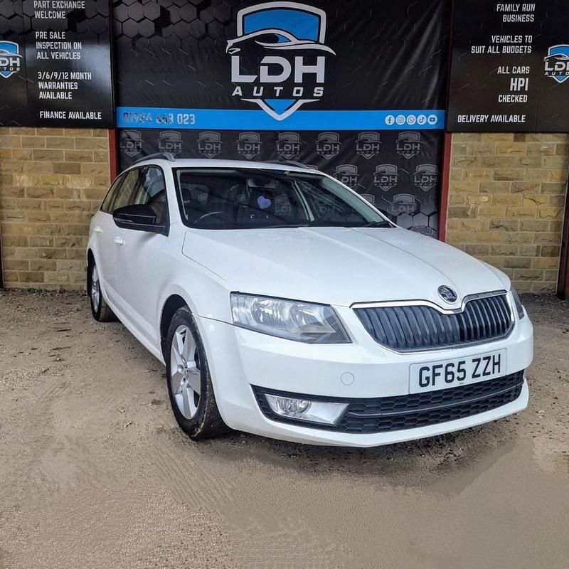 White Used 2015 Skoda Octavia SE Estate | £5,845 (Fair price) - Image 1/4