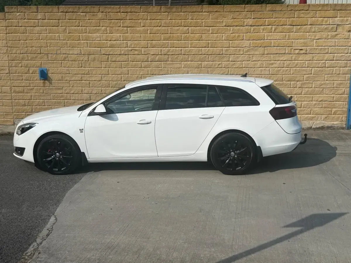 Used Vauxhall Insignia Elite 163 HP (119 kW) 2015 White Estate