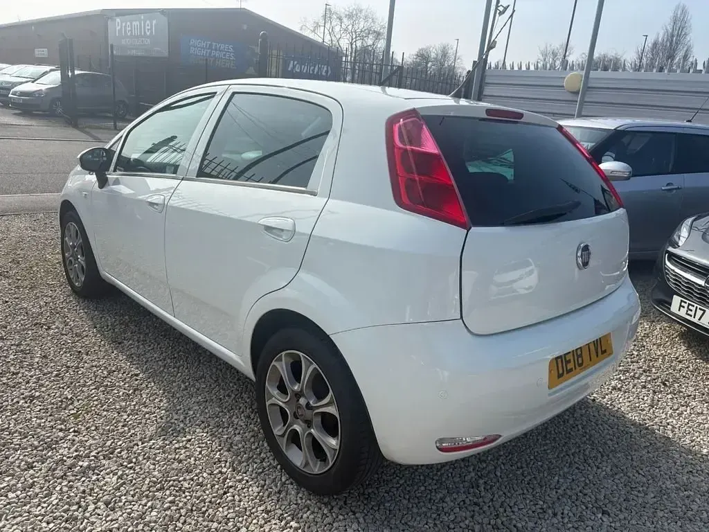 Usado Fiat Punto Easy Plus 69 HP (50 kW) 2018 Branco Citadino