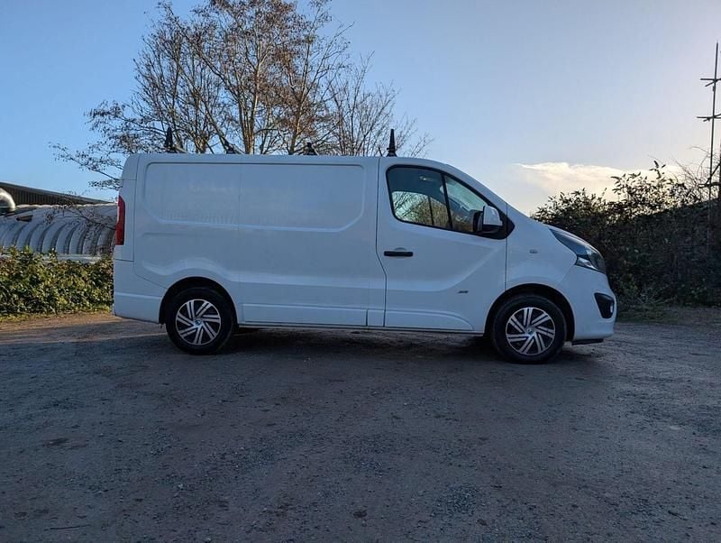 White Used 2015 Vauxhall Vivaro Sportive MPV | £5,950 (Super price) - Image 1/2