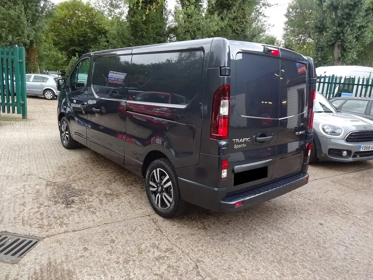 New Renault Trafic 148 HP (108 kW) 2025 Black MPV