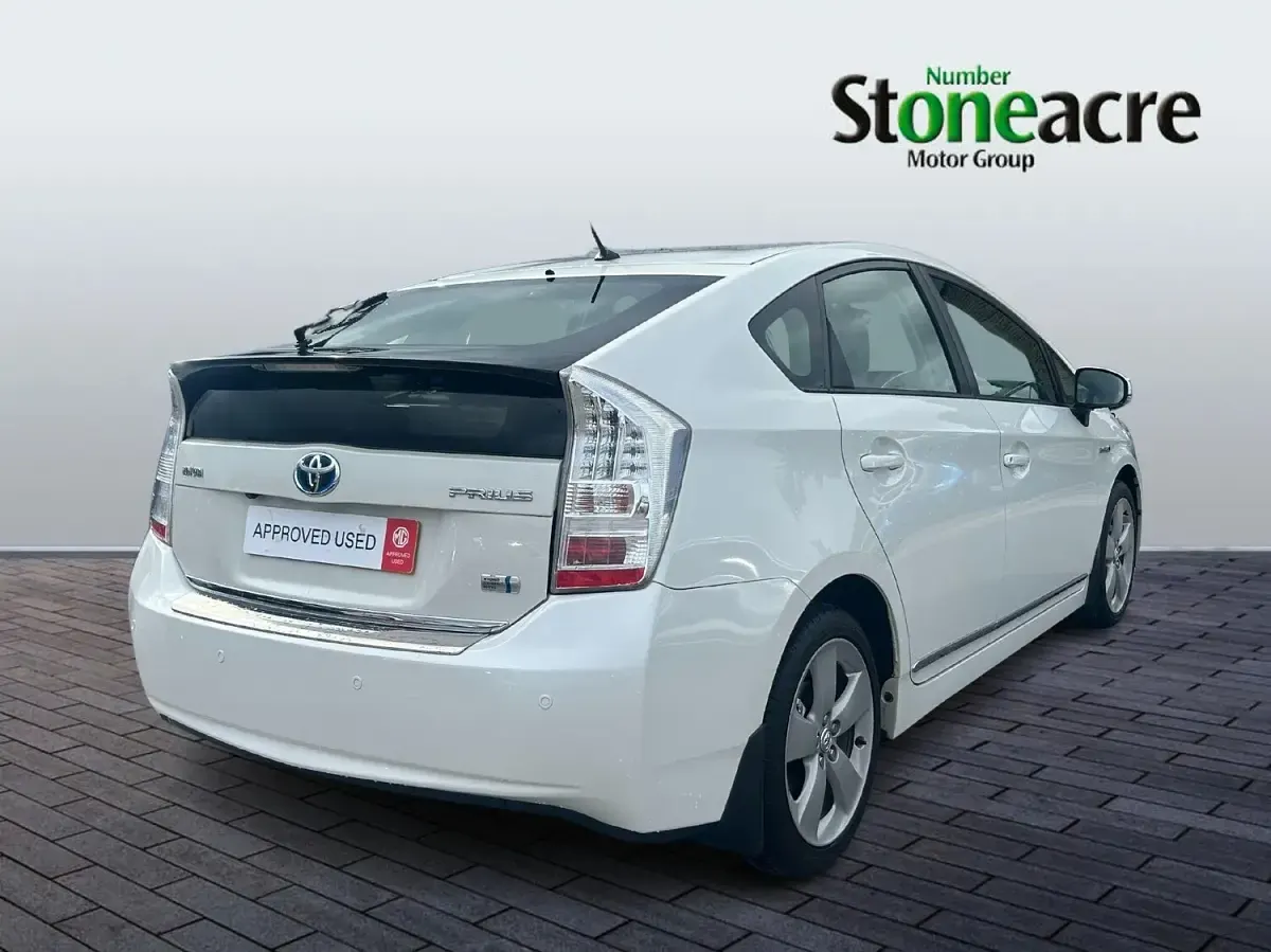 Used Toyota Prius 2011 White Hatchback