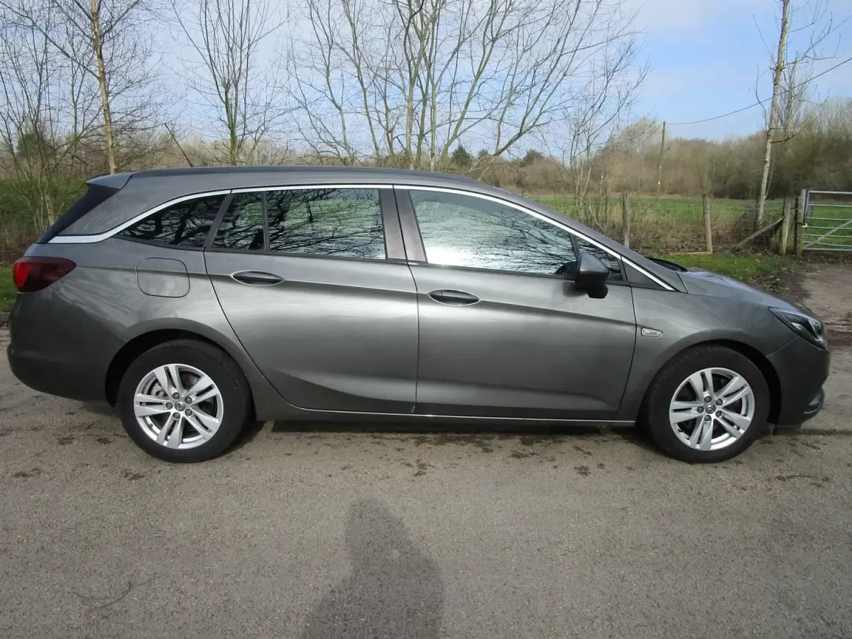 Usado Vauxhall Astra Design Edition 136 CV (100 kW) 2017 Gris Familiar