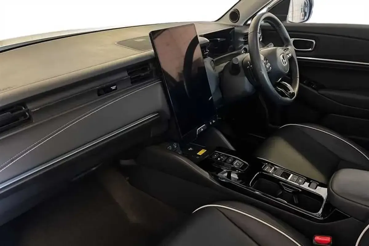 Used Honda e:Ny1 Elegance 150 kW (204 HP) 2024 Platinum white SUV