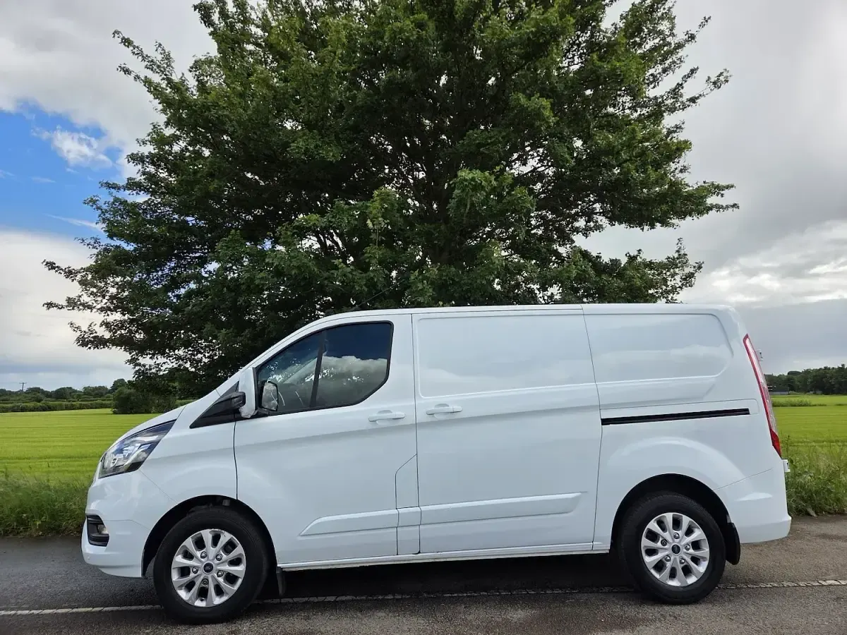 Used Ford Transit Custom Limited 130 HP (95 kW) 2021 White Van
