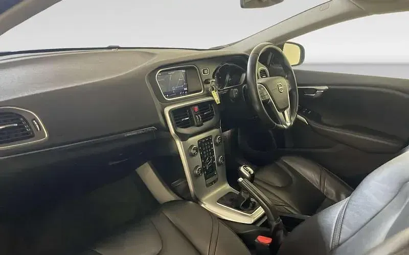 Used Volvo V40 Pro 190 HP (139 kW) 2018 Blue Hatchback