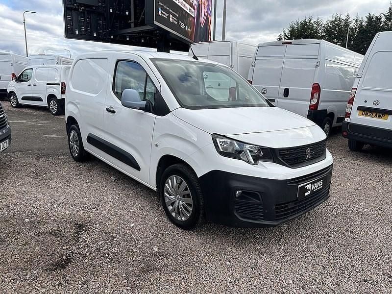 White Used 2019 Peugeot Partner MPV | £7,194 (Good price) - Image 1/4