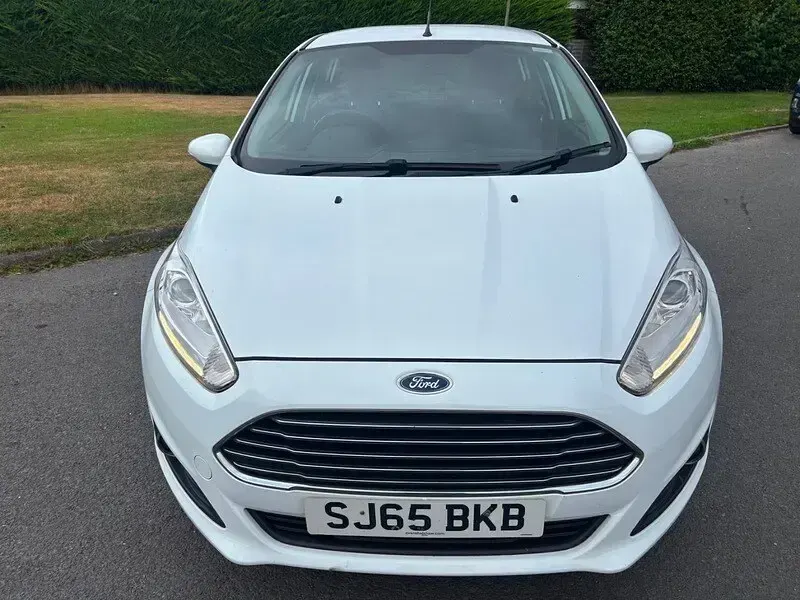Used Ford Fiesta Zetec 82 HP (60 kW) 2016 White Hatchback