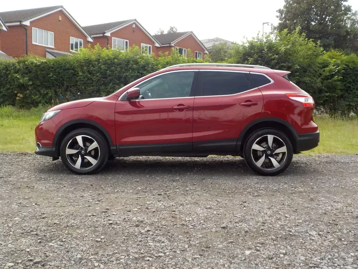 Used Nissan Qashqai N-Connecta 110 HP (80 kW) 2017 Red SUV