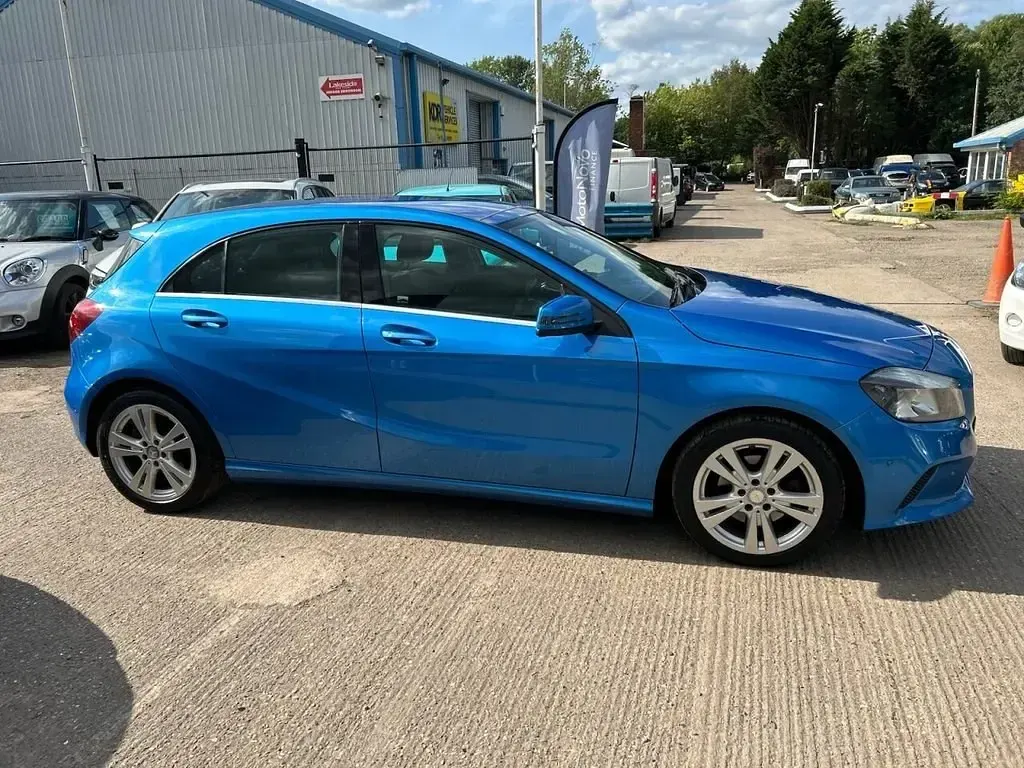 Begagnad Mercedes A200 Executive 2016 Blå Halvkombi